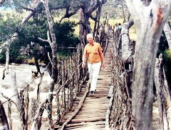 Léopod loopt op brug in Baliemvallei 