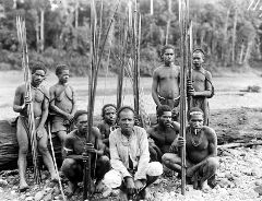 een groep gewapende Papua's