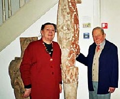 René Wassing en zijn vrouw bij de bisj-paal (2005)