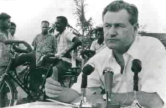 Nelson Rockefeller houdt persconferentie in Merauke 