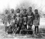 Portret van een groep Papua-vrouwen en kinderen (1903)