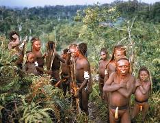 grote belangstelling van Papua's, foto John Dominis 