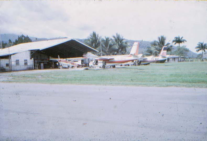 BD/37/10 - 
De luchtvloot van de zending, opererend onder de naam MAF, in Sentani
