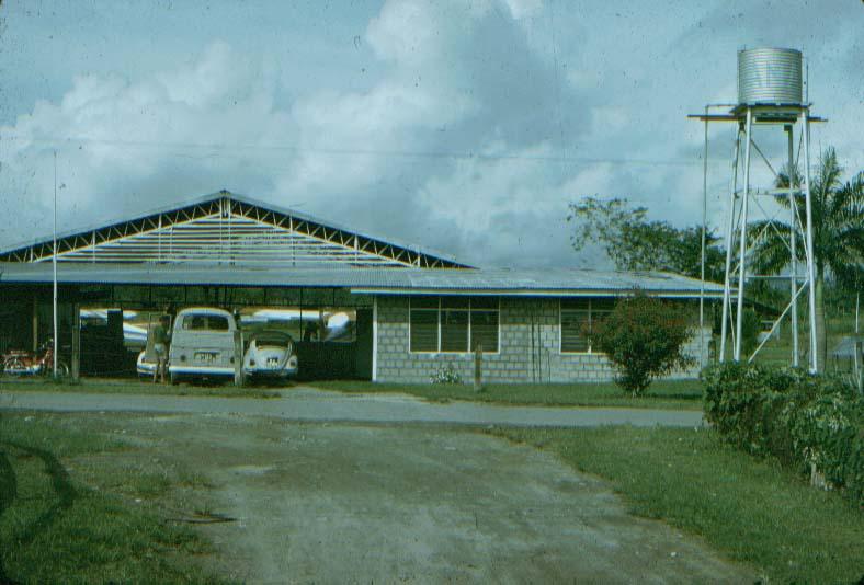 BD/37/15 - 
De voorkant van de vliegdienst van de AMA in Sentani
