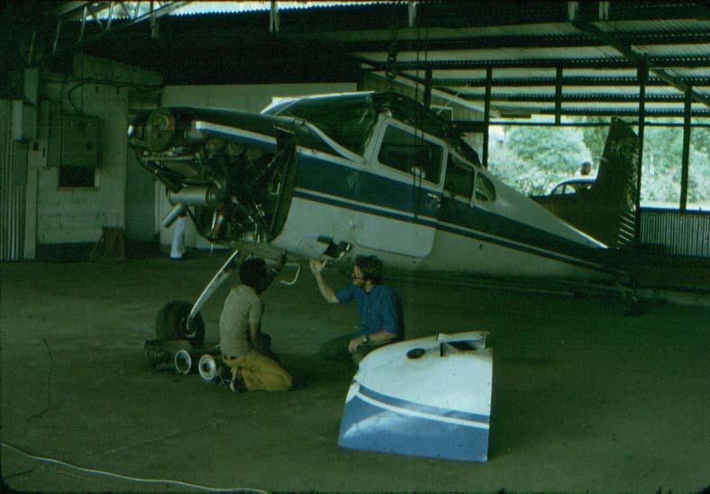 BD/37/68 - 
Motorreparatie onder leiding van een Amerikaanse piloot, Tom Benoit
