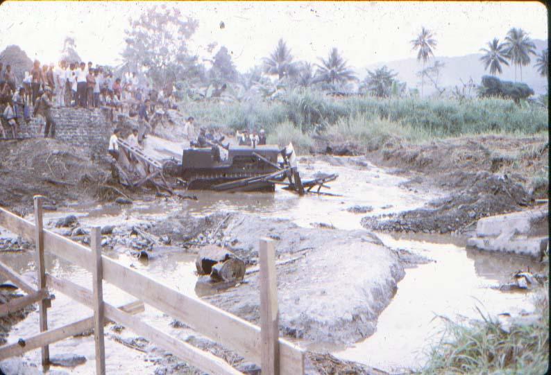 BD/37/124 - 
brug bij Sentani: natuurgeweld 6
