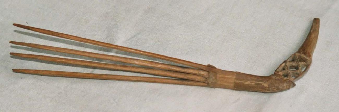 EA/117/1 - 
haircomb
