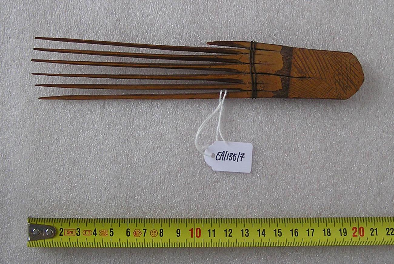 EA/135/7 - 
comb
