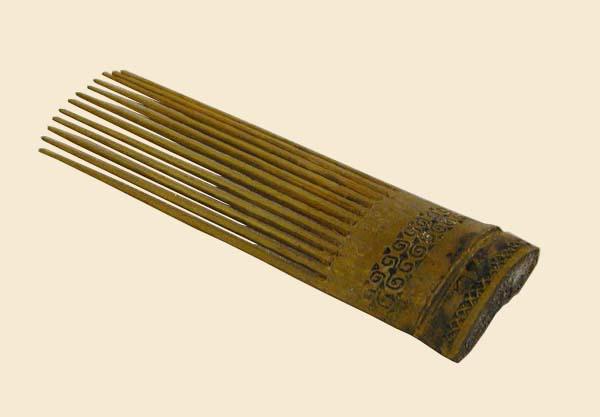 EA/52/16 - 
hair ornament: comb
