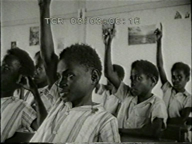 FI/1200/146 -
Nieuw-Guinea Kroniek 8: Onderwijs aan de inheemse bevolking