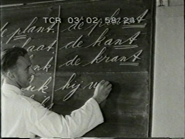 FI/1200/146 -
Nieuw-Guinea Kroniek 8: Onderwijs aan de inheemse bevolking