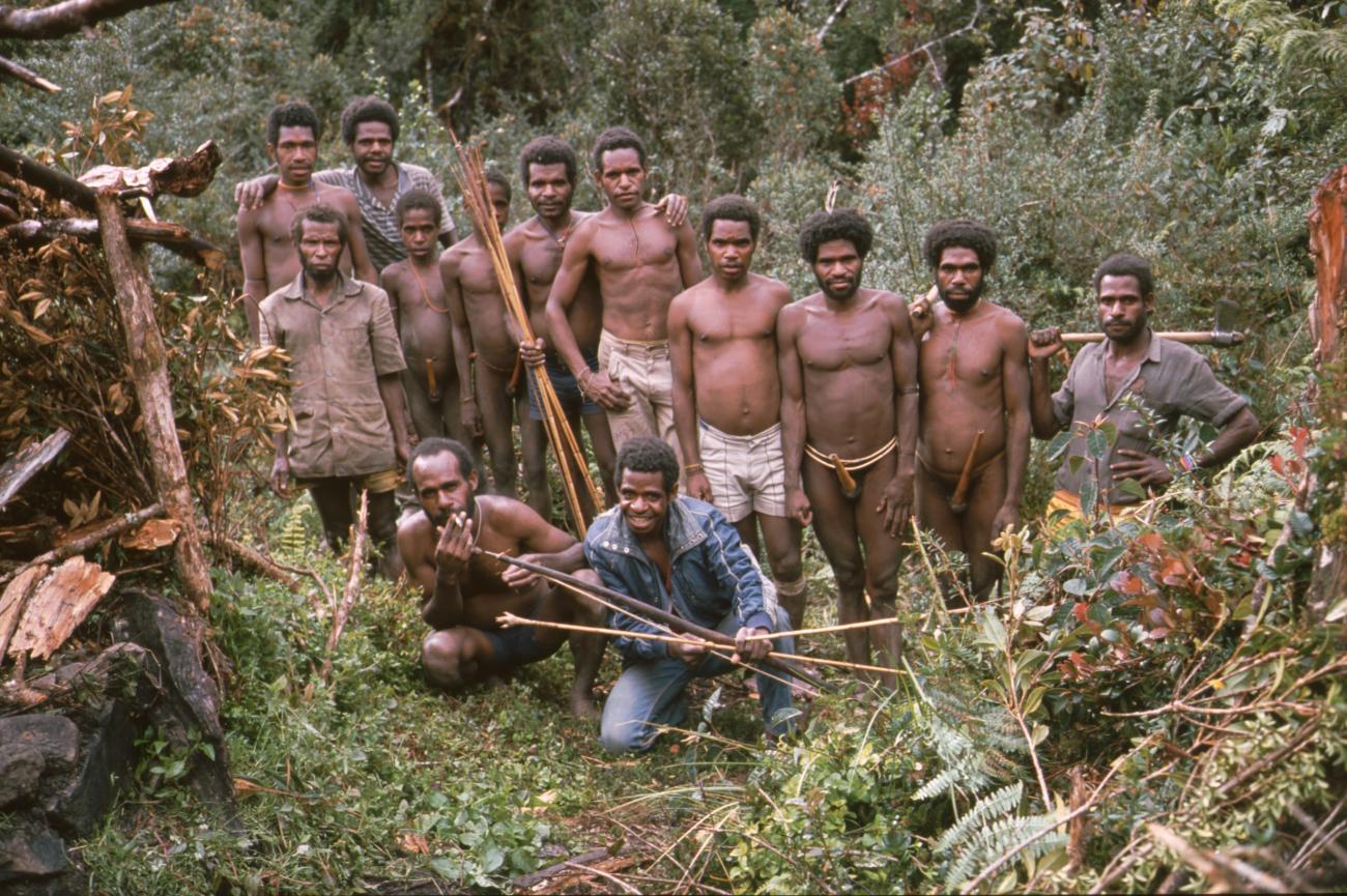 BD/166/1 -
Group portrait Papuans