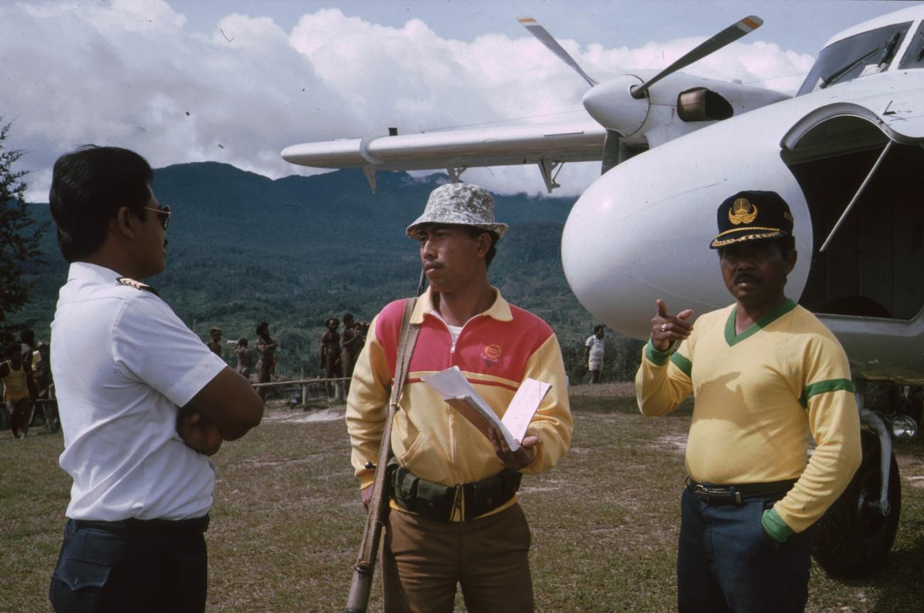 BD/166/219 -
Three men on front of a plane