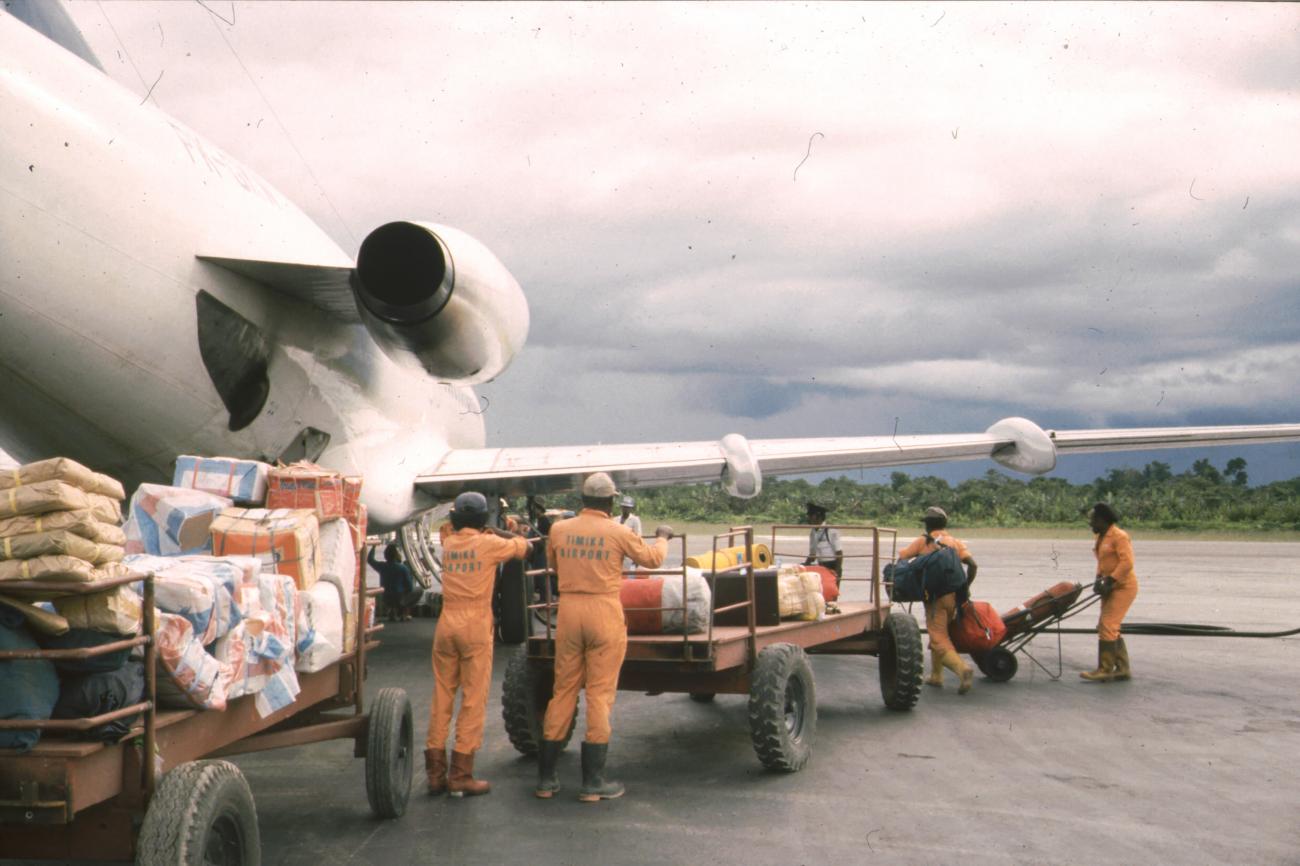 BD/166/256 - 
Het inladen van bagage
