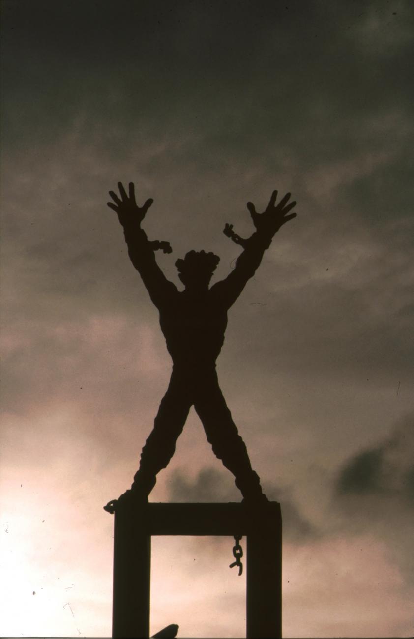 BD/166/260 - 
Standbeeld van figuur met losgerukte ketens
