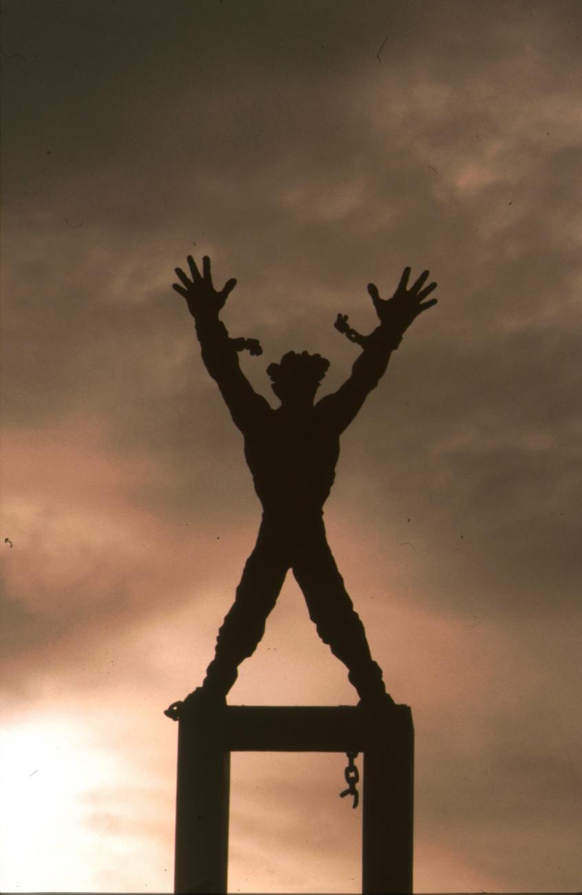BD/166/260 - 
Standbeeld van figuur met losgerukte ketens
