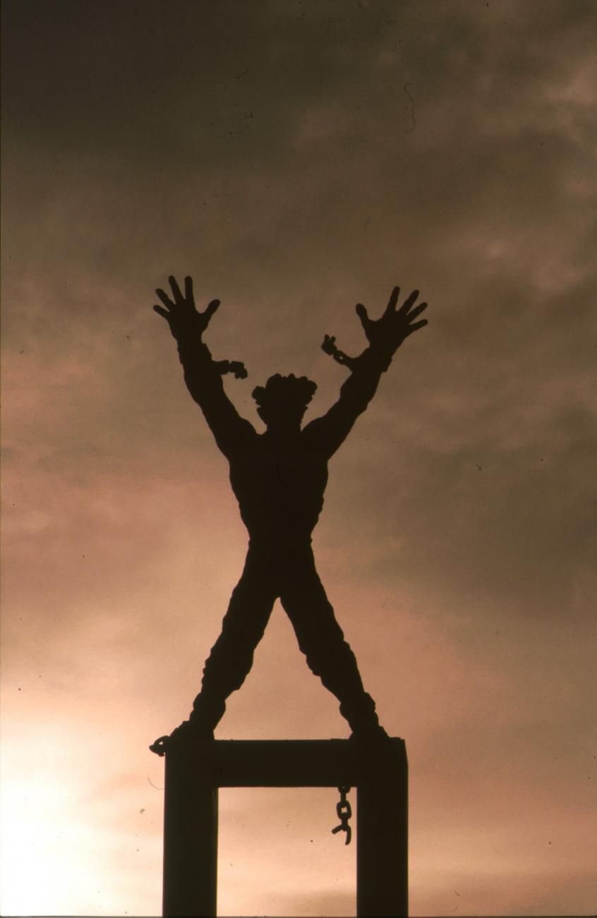 BD/166/260 - 
Standbeeld van figuur met losgerukte ketens
