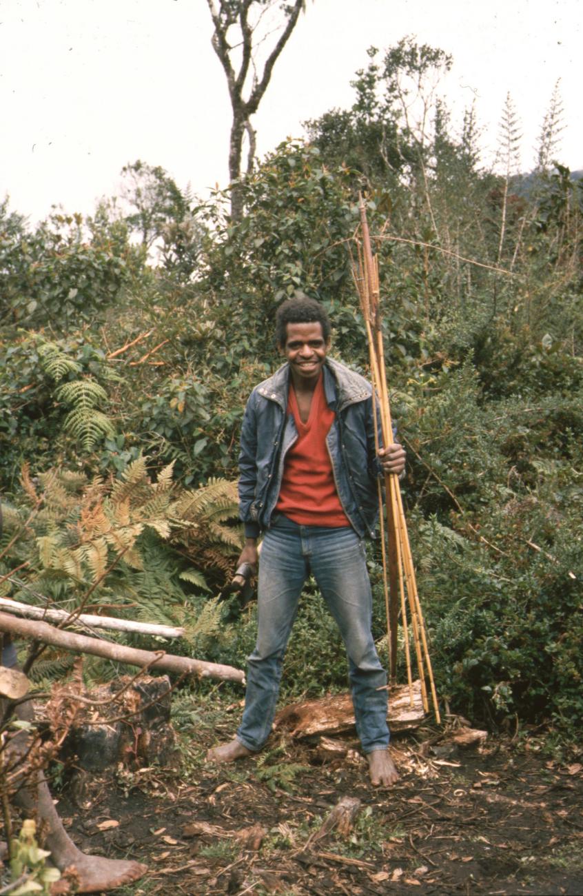BD/166/26 -
Man in jeans and hunting tools