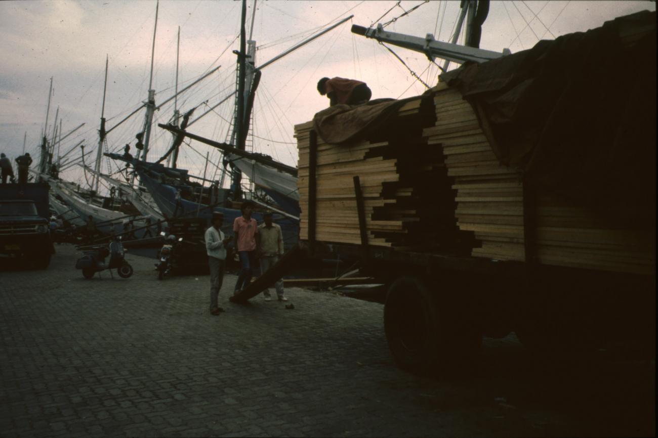 BD/166/276 - 
A bulk wood on the quay
