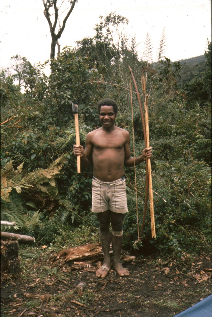 BD/166/28 -
Man in beige shorts and hunting tools