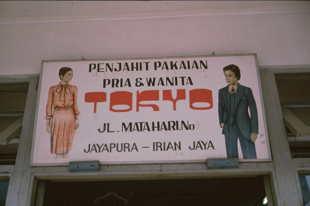 BD/166/304 -
Sign at a clothing store