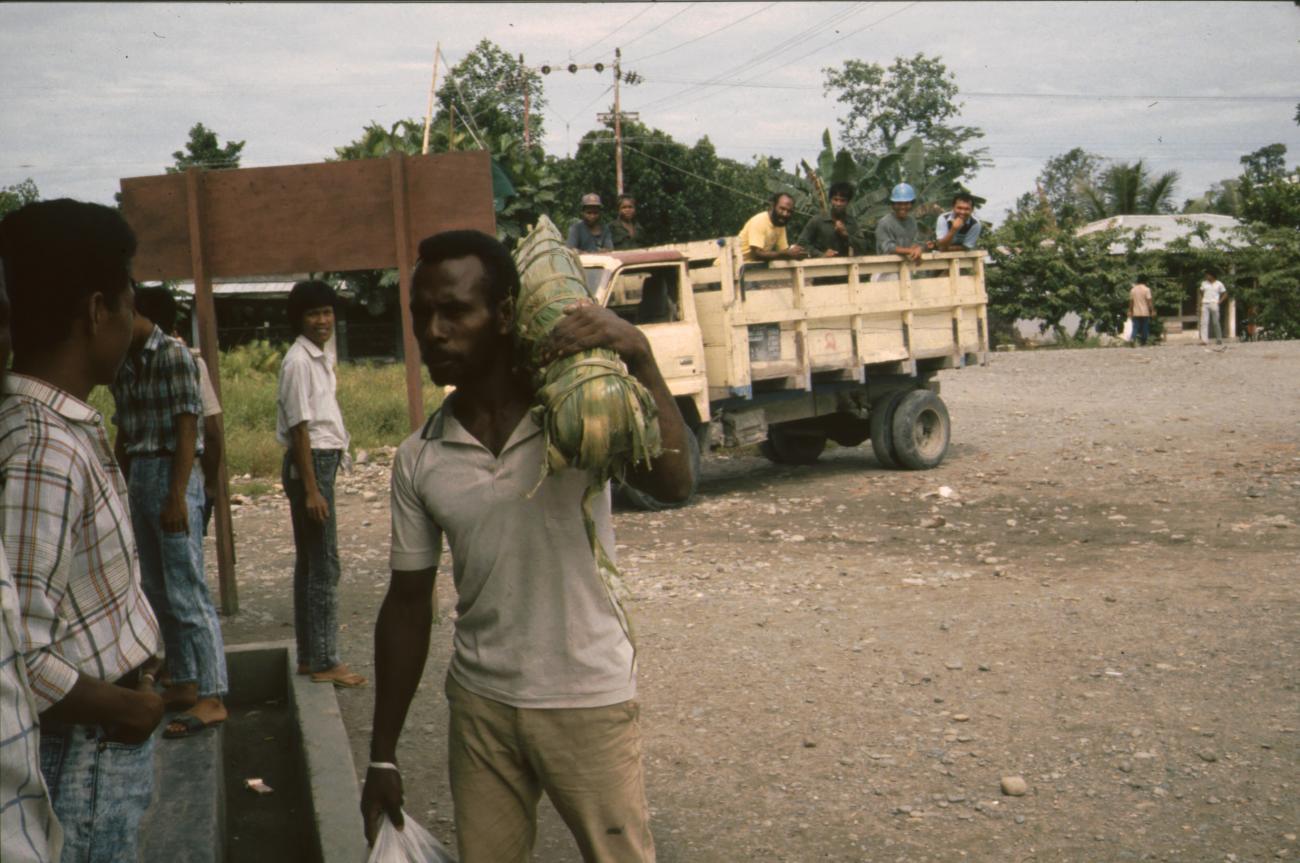 BD/166/305 -
Man with leaf parcel on his shoulder