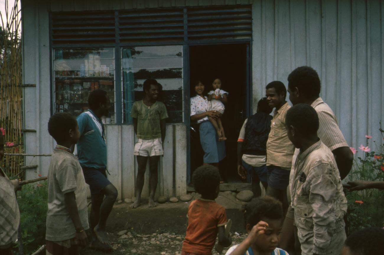 BD/166/307 - 
Papua people in front of a store
