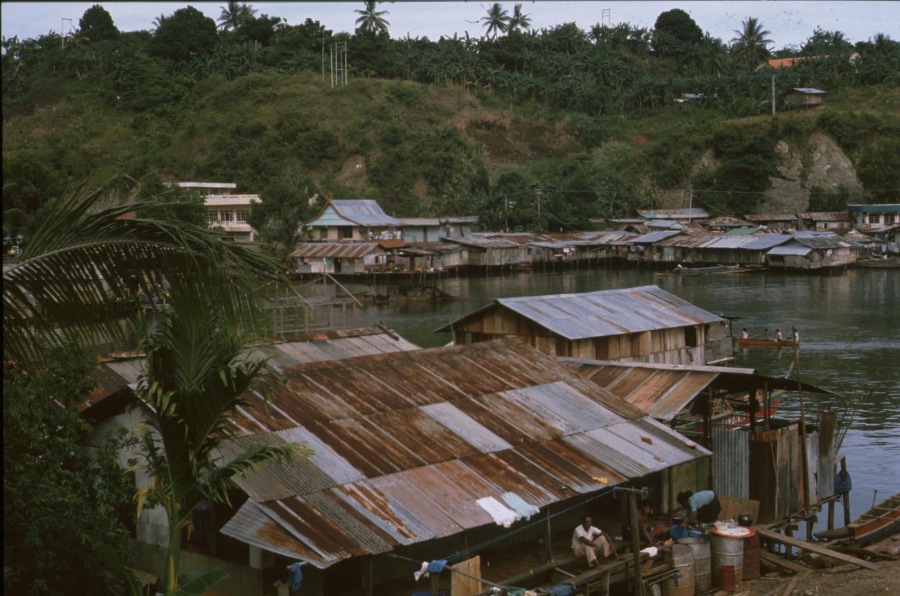 BD/166/315 -
Houses on and next to the water