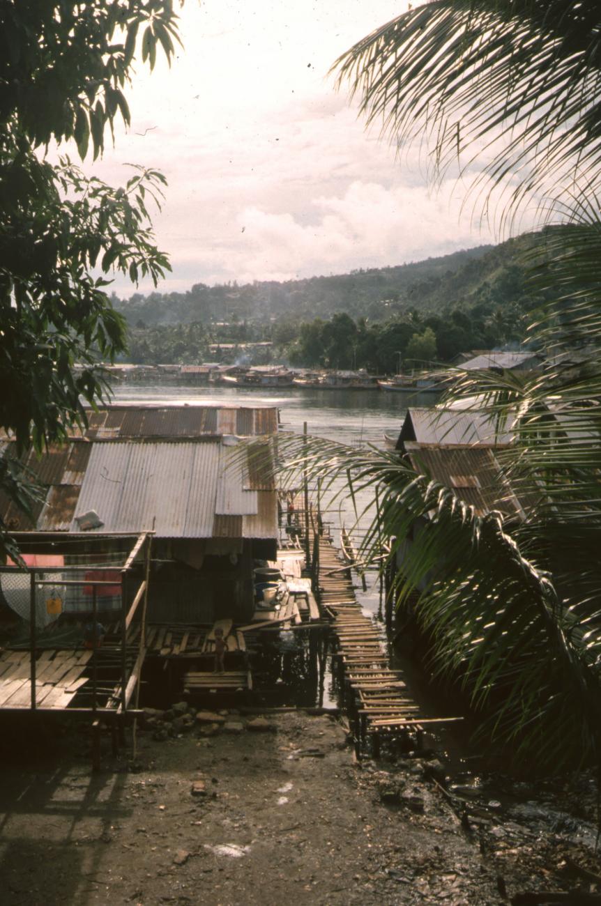 BD/166/317 -
Small houses on the water