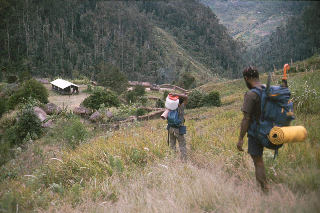 BD/166/323 -
Porters with backpacks on their way