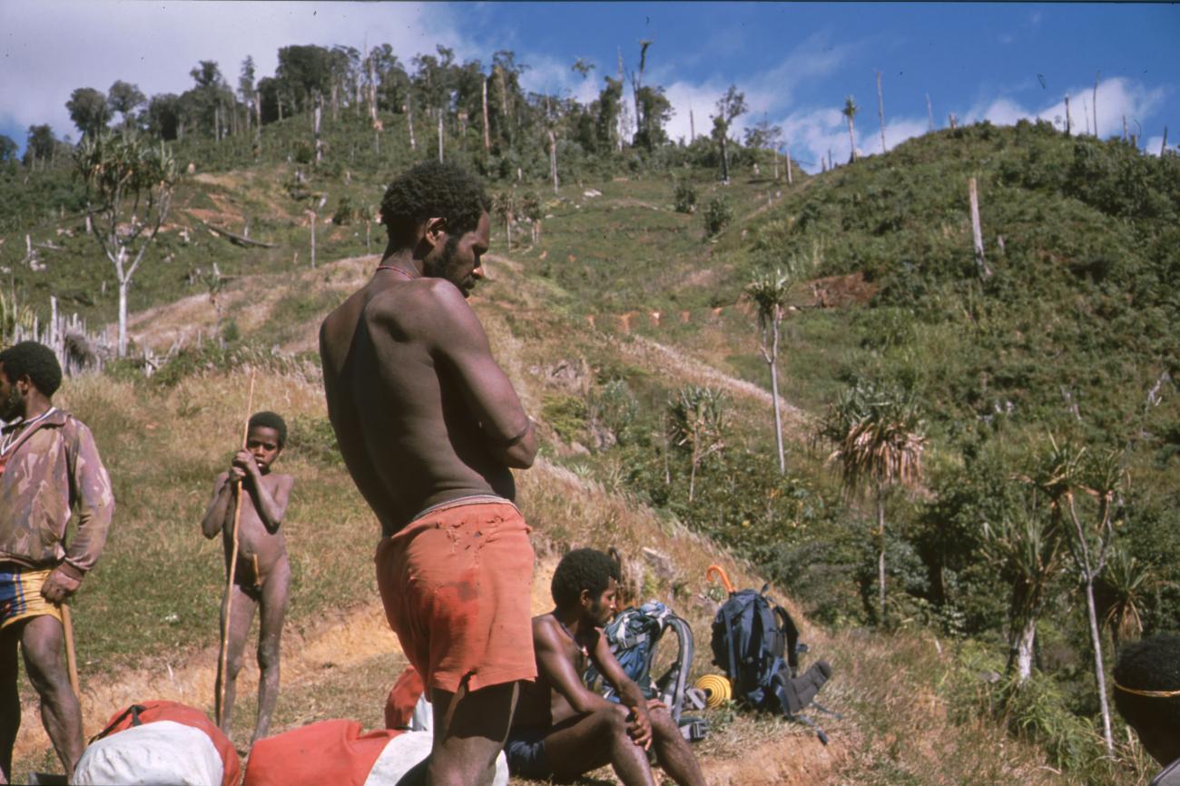 BD/166/328 -
Resting porters