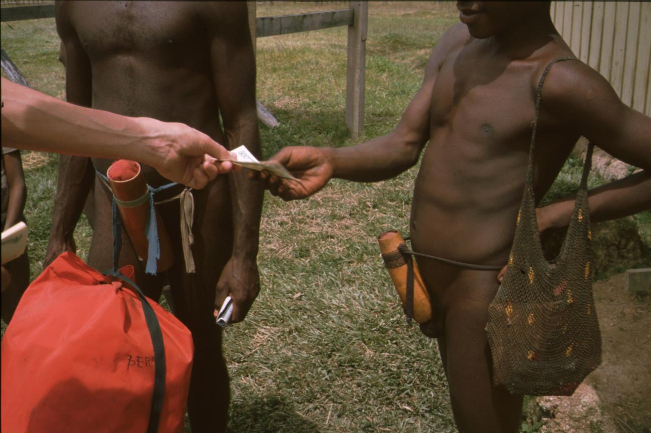 BD/166/330 -
Payment of the porters