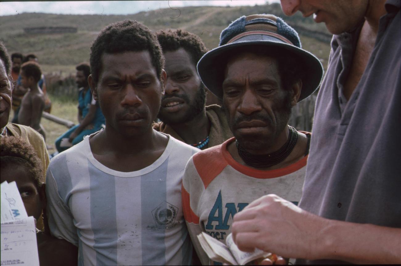 BD/166/330 -
Payment of the porters