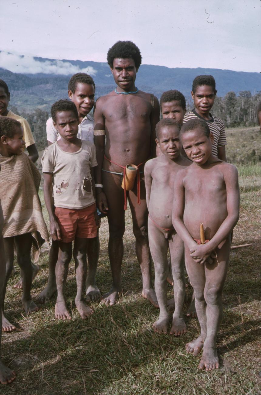 BD/166/332 -
Papua people high up in the mountains