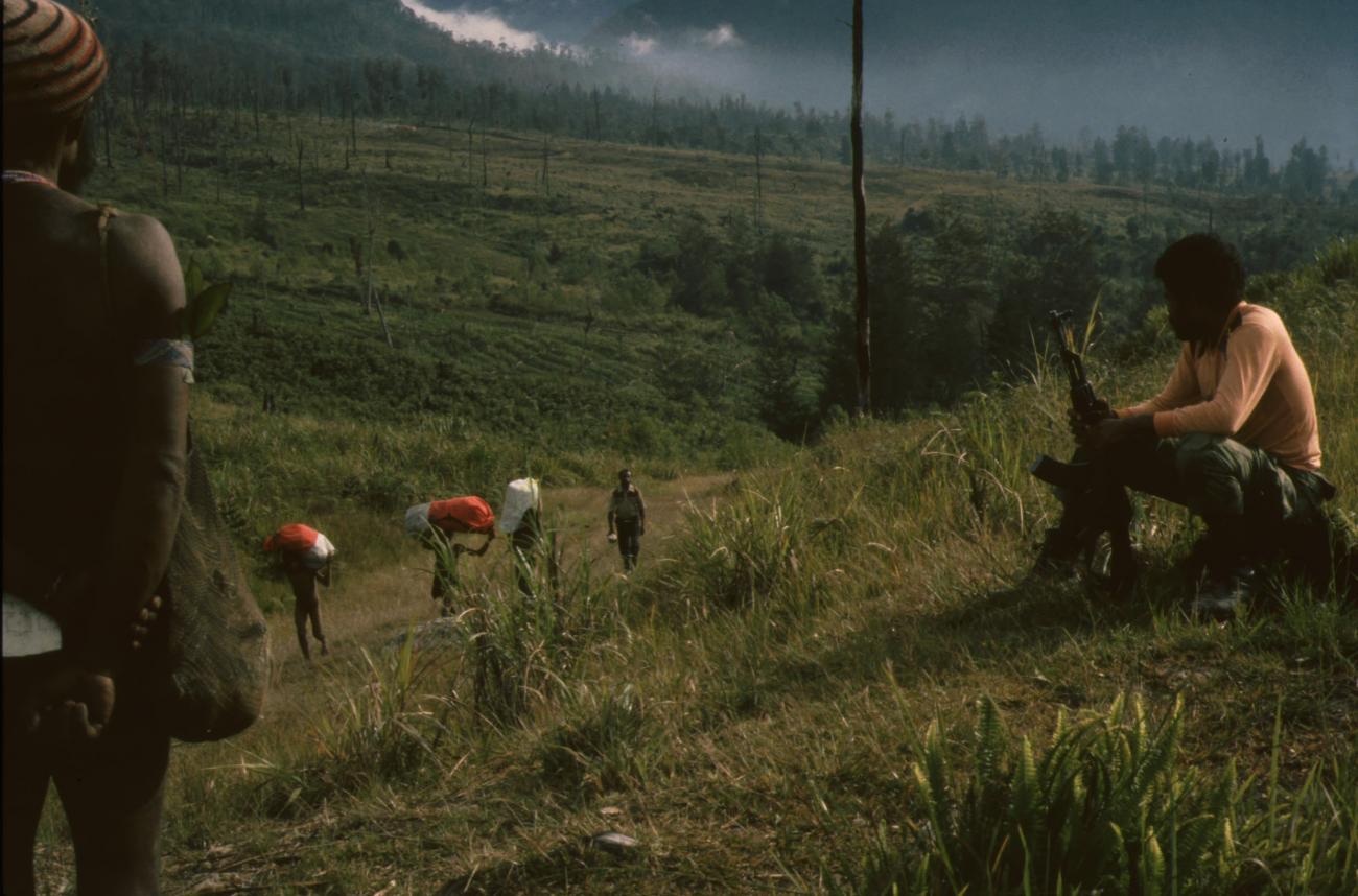 BD/166/334 -
Porters in the mountains