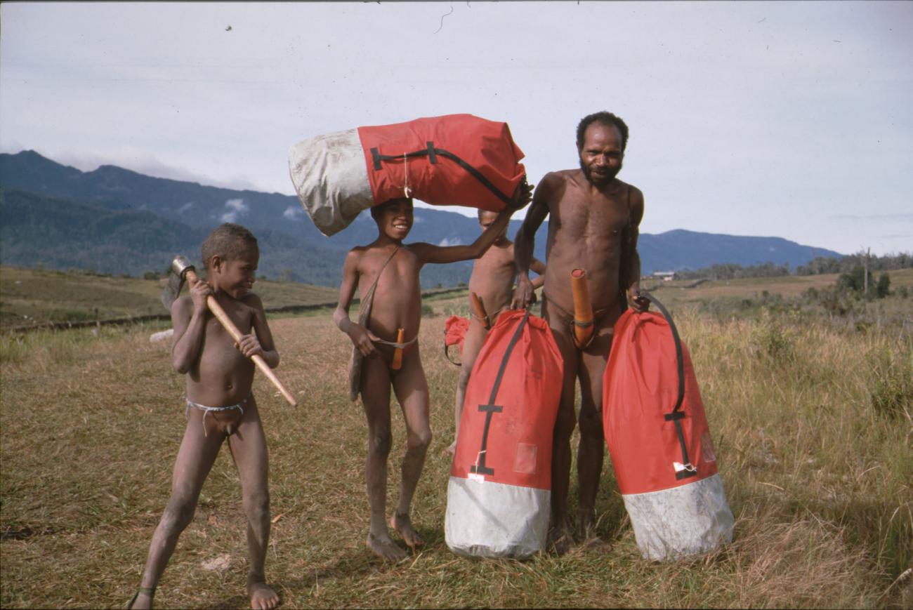 BD/166/336 -
Papua people with luggage