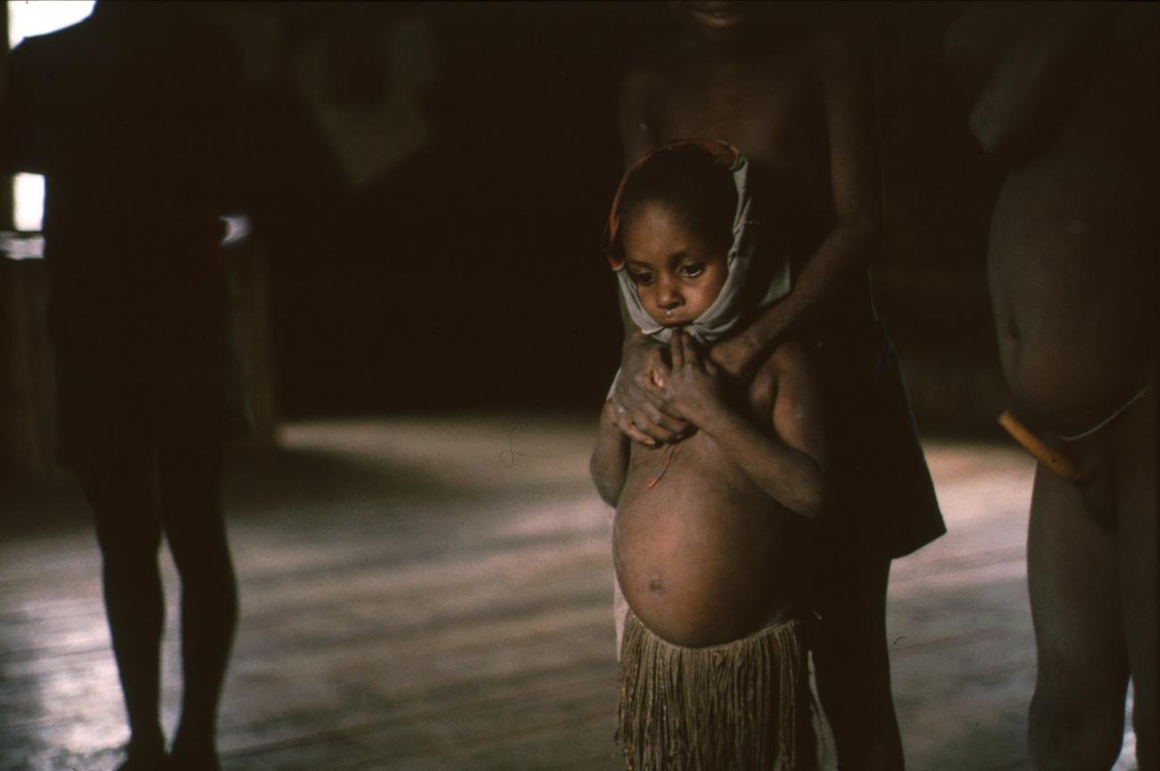 BD/166/350 -
Papua child with head scarf