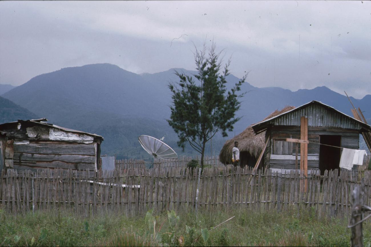 BD/166/358 -
Small houses with a parabolic antenna
