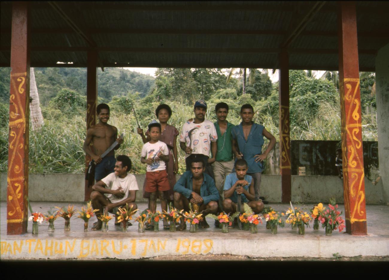 BD/166/368 -
Papua people with flower vases