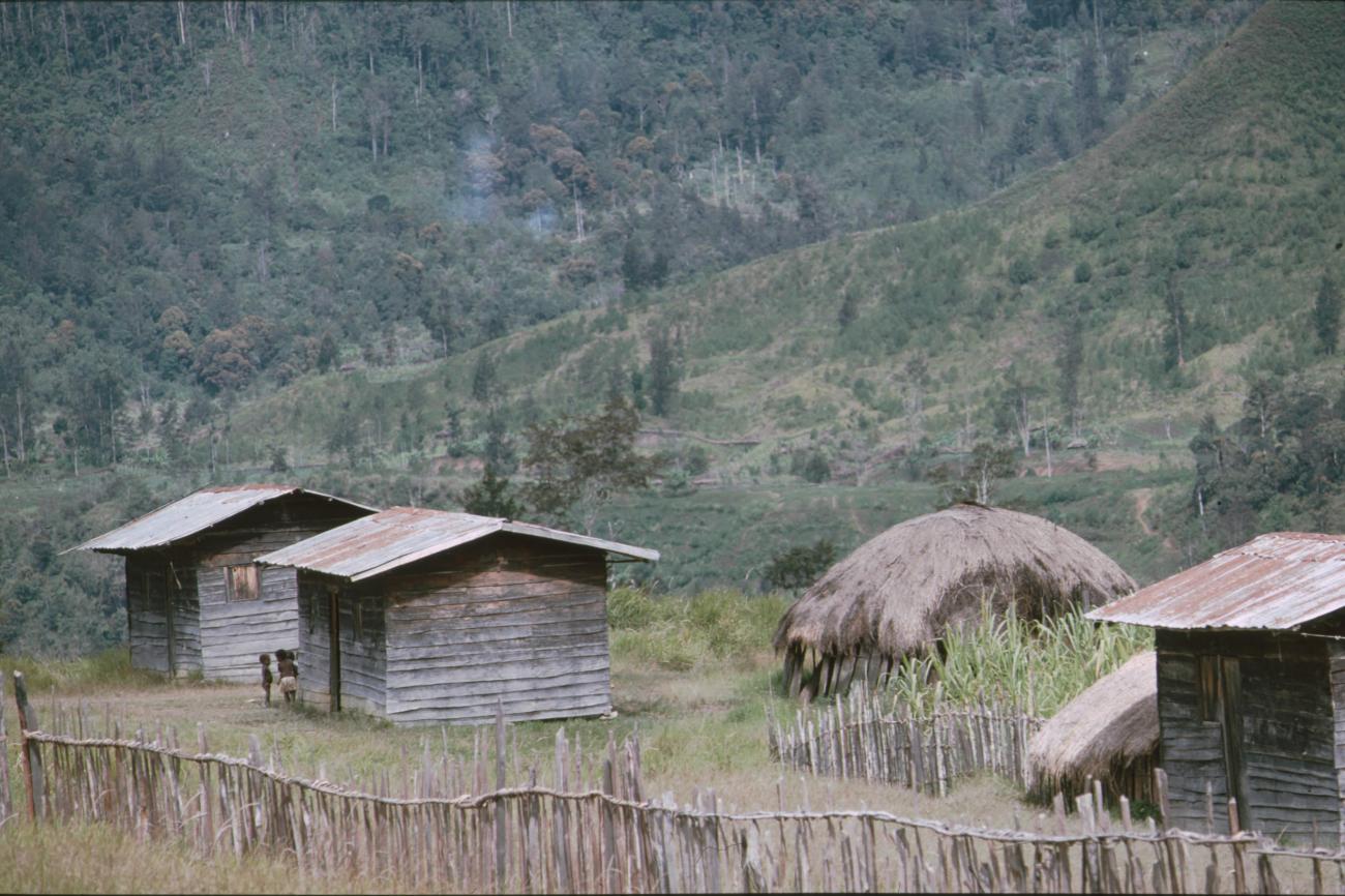 BD/166/384 -
Small houses at the foot of the mountain