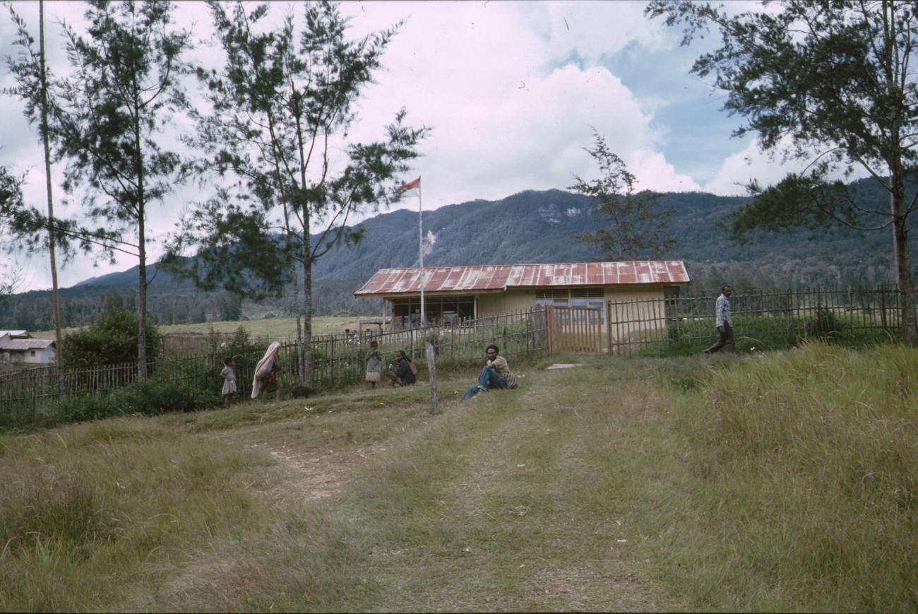BD/166/386 -
Fenced house
