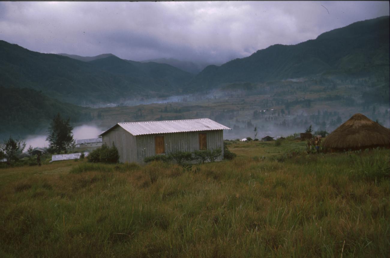BD/166/388 -
House amidst mountains