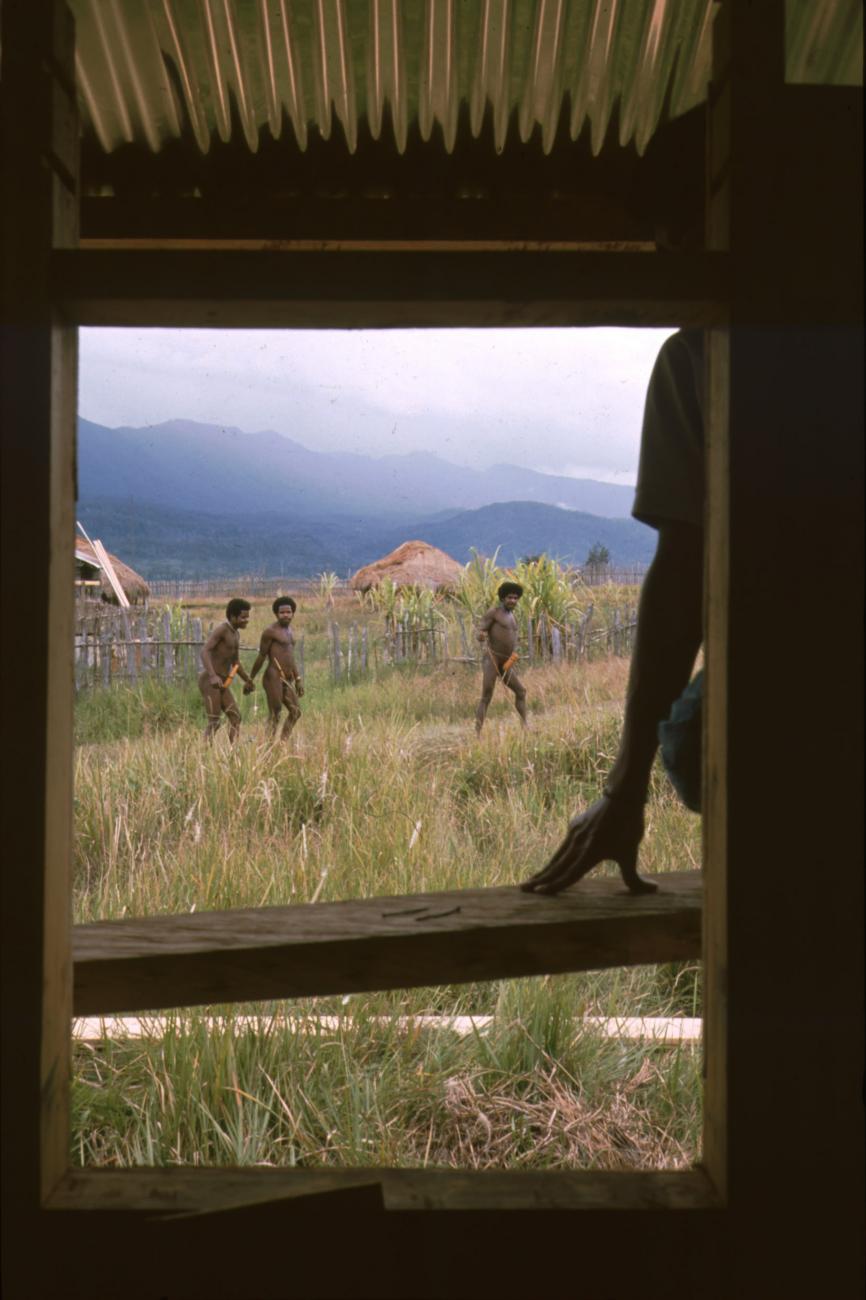 BD/166/38 - 
See-through from opening in cabin
