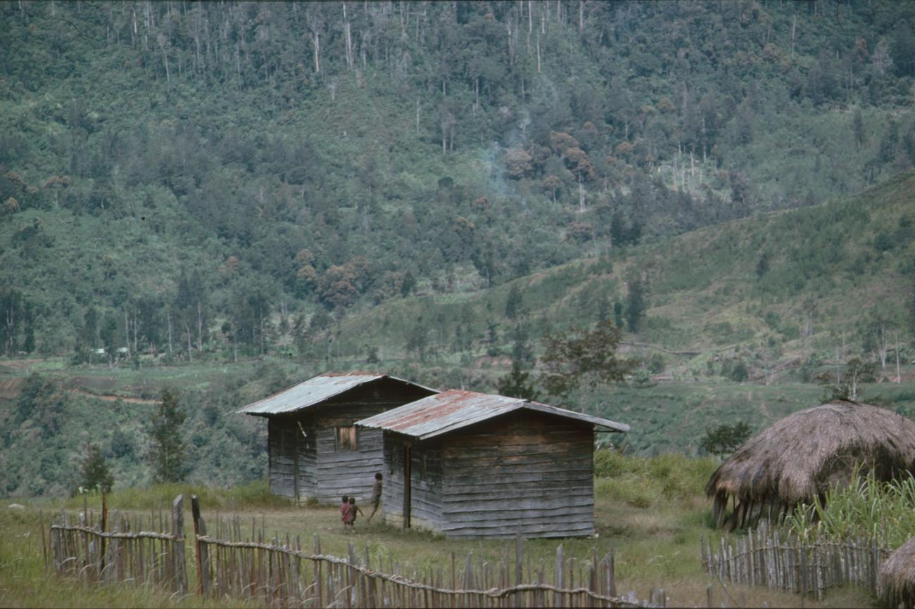 BD/166/392 -
Small houses at the foot of the mountain