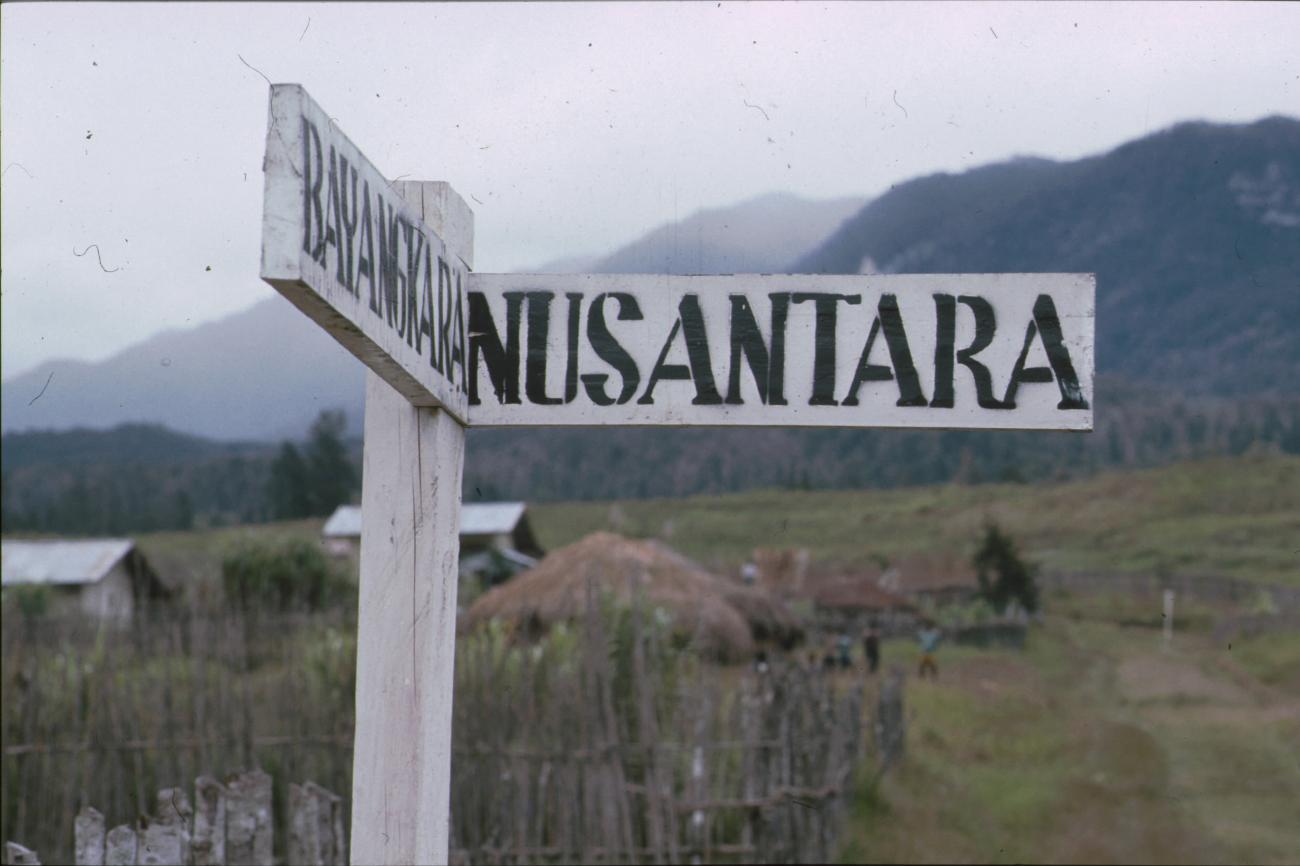 BD/166/393 -
Fingerpost