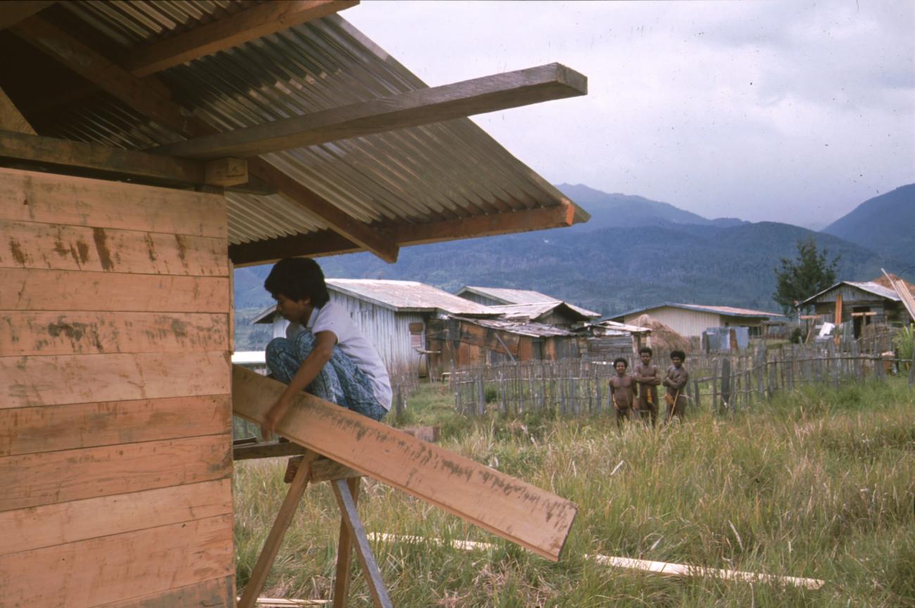 BD/166/40 -
Indonesian man builds house