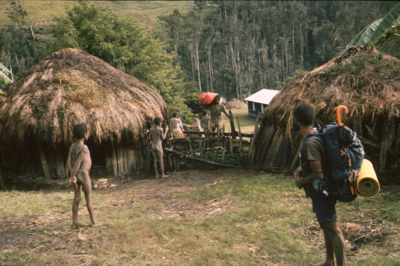 BD/166/419 -
Porters with western luggage and an umbrella