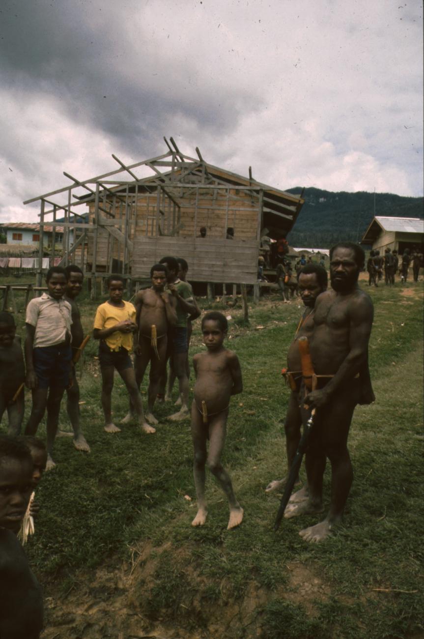 BD/166/41 -
Group of men in front of an house under construction