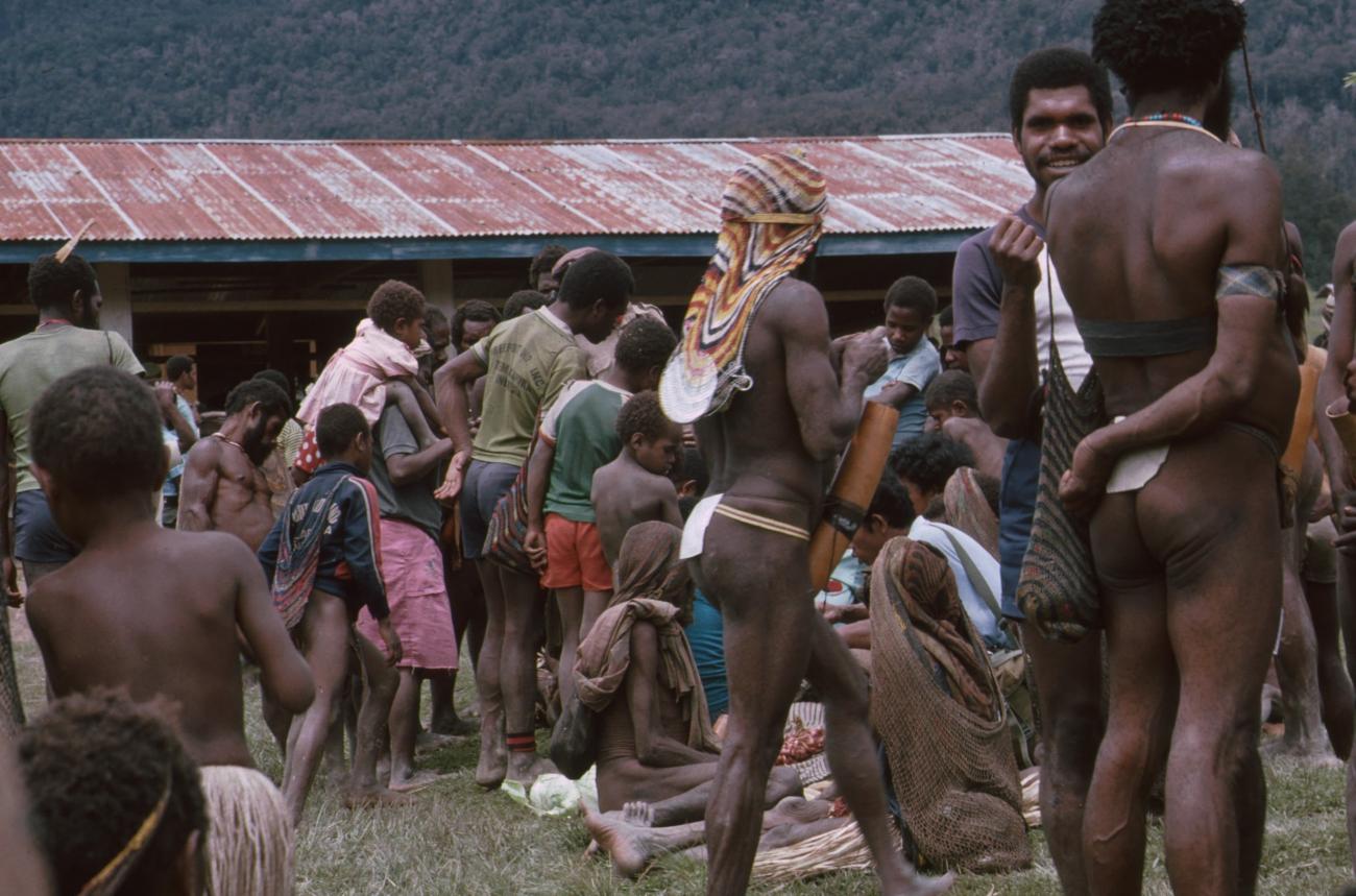 BD/166/62 -
Groups of people in the market 2