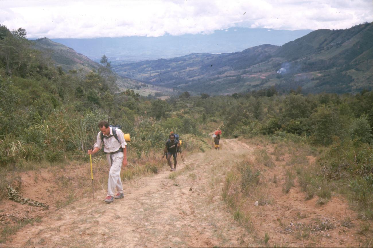 BD/166/85 -
On the road in the mountains